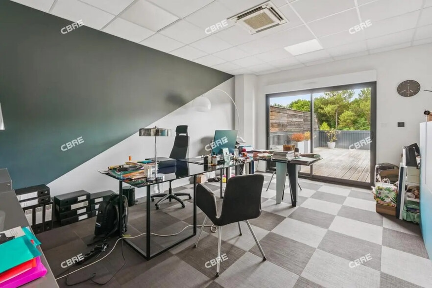 Bureau dans Saint-Aubin-de-Médoc à vendre - Photo de l’immeuble – Image 2 sur 13