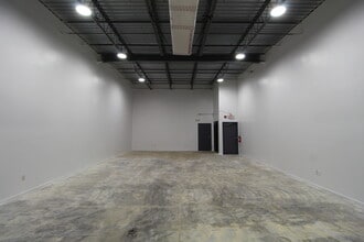 7602-7644 15th St E, Sarasota, FL à louer Photo intérieure– Image 2 sur 6