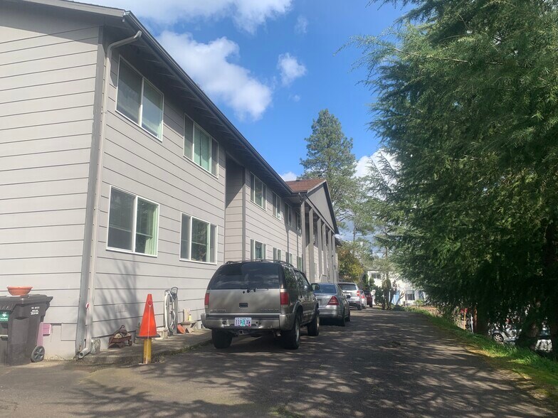 4700 Falls View Ave, West Linn, OR à vendre - Photo de l’immeuble – Image 2 sur 23