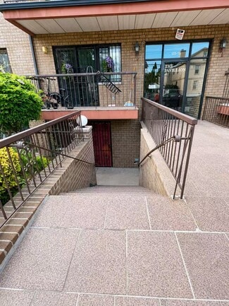 Plus de détails pour 12215 25th Rd, Flushing, NY - Spécialisé à vendre