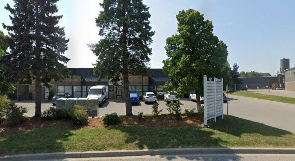 1621 Mcewen Dr, Whitby, ON à louer - Photo de l’immeuble – Image 3 sur 3