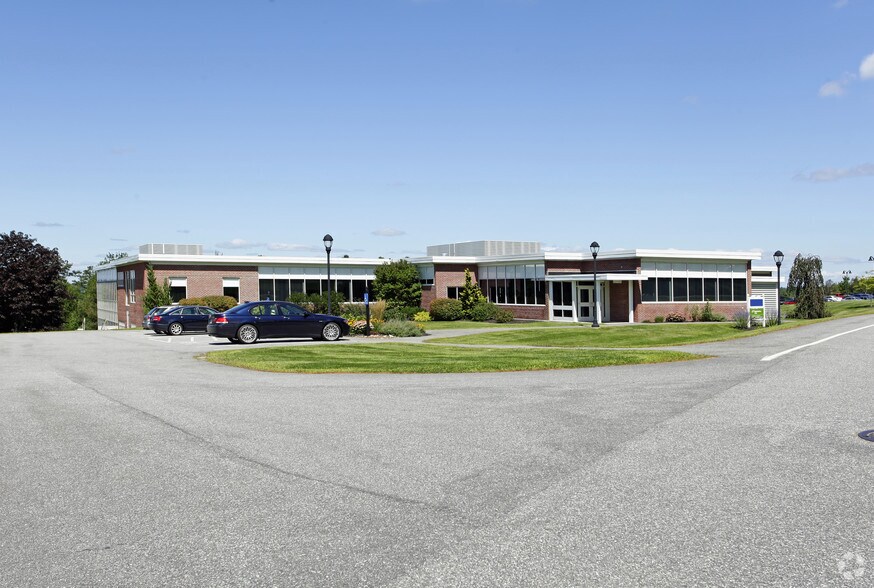 60 Pineland Dr, New Gloucester, ME à louer - Photo de l’immeuble – Image 2 sur 11