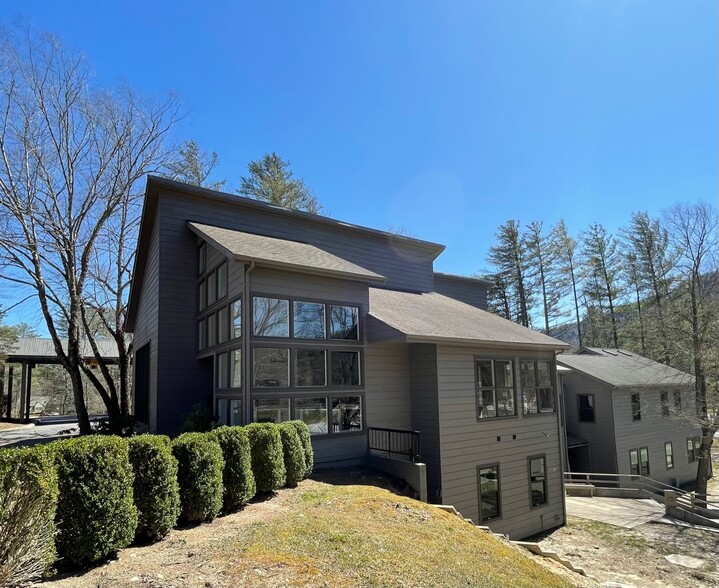 70 Sapphire Valley Rd, Sapphire, NC à vendre - Photo principale – Image 1 sur 54