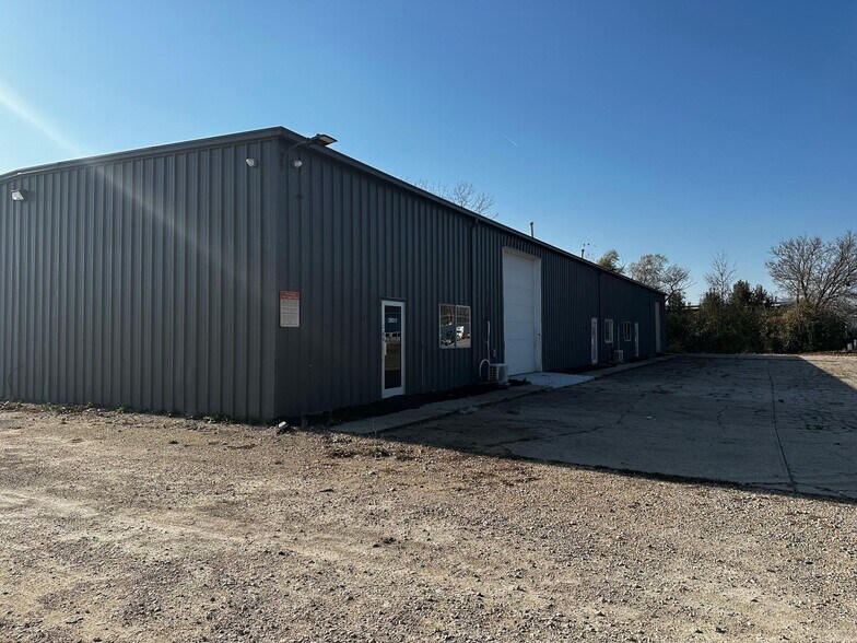 4240 Lisa Dr, Tipp City, OH à louer - Photo de l’immeuble – Image 1 sur 8