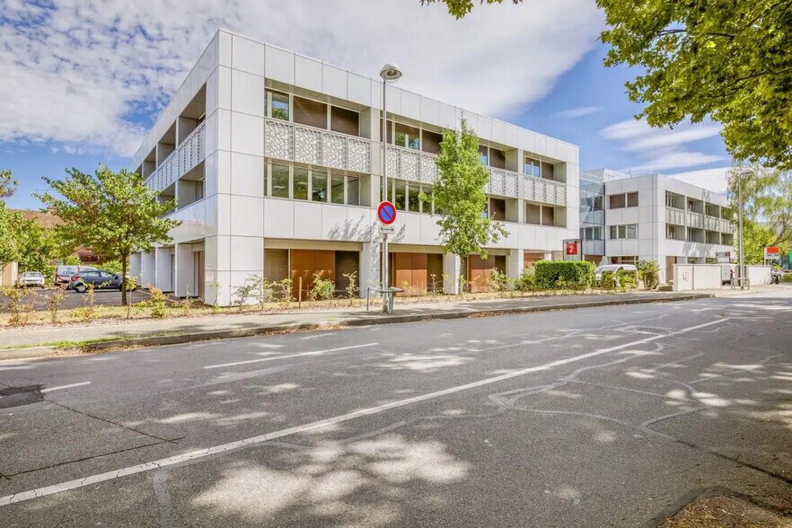 2-4 Rue Colonel Chambonnet, Bron à louer - Photo de l’immeuble – Image 2 sur 20