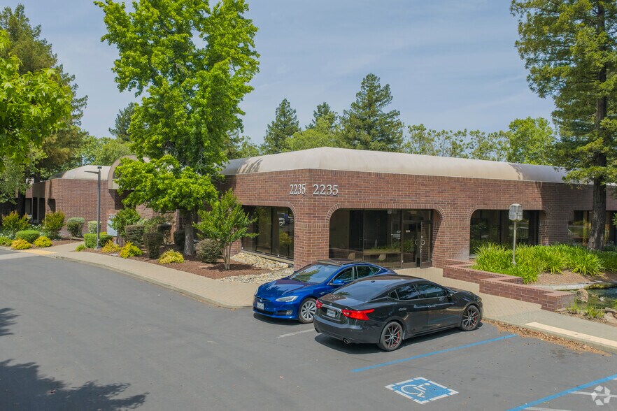 2255 Challenger Way, Santa Rosa, CA à louer - Photo de l’immeuble – Image 2 sur 12
