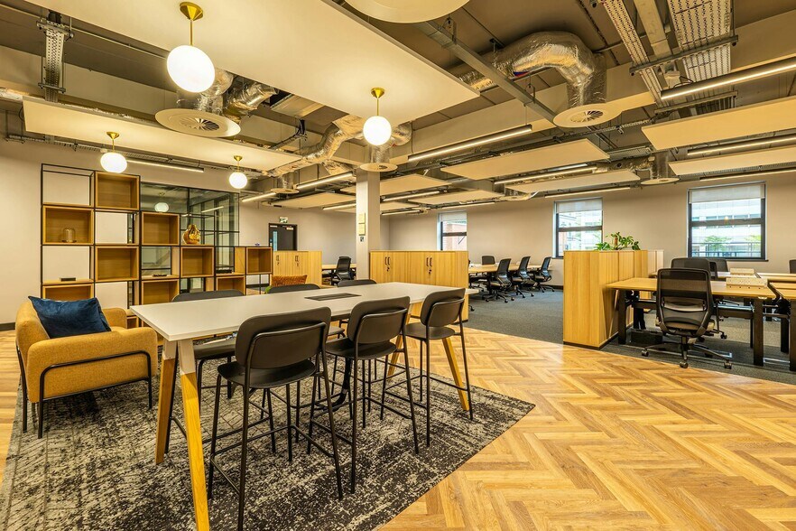 Silbury Blvd, Milton Keynes à louer - Photo de l’immeuble – Image 2 sur 15