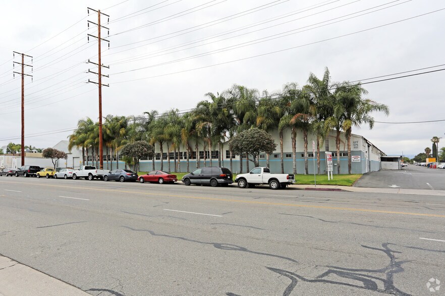 551-583 N Batavia St, Orange, CA à louer - Photo de l’immeuble – Image 2 sur 4