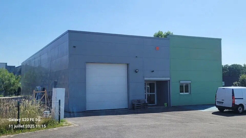 Local d’activités dans Saint-Jean-du-Cardonnay à louer - Photo de l’immeuble – Image 1 sur 10