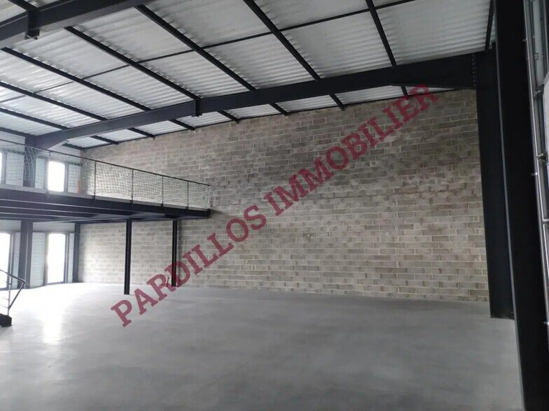 Local d'activités dans Ifs à vendre - Photo de l’immeuble – Image 3 sur 10