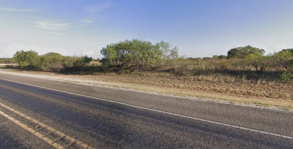 1,500 ft frontage Loop 1604, Elmendorf, TX à vendre - Photo de l’immeuble – Image 1 sur 1
