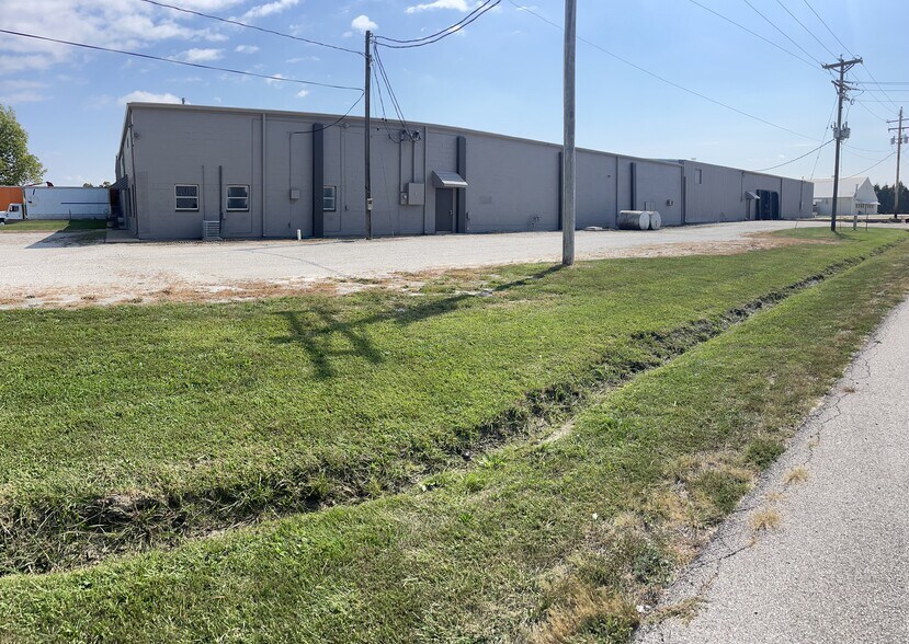 212 Lions Estates Dr, Jonesburg, MO à louer - Photo de l’immeuble – Image 3 sur 4