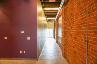 535 W Douglas Ave, Wichita, KS à louer Photo de l’immeuble– Image 1 sur 6