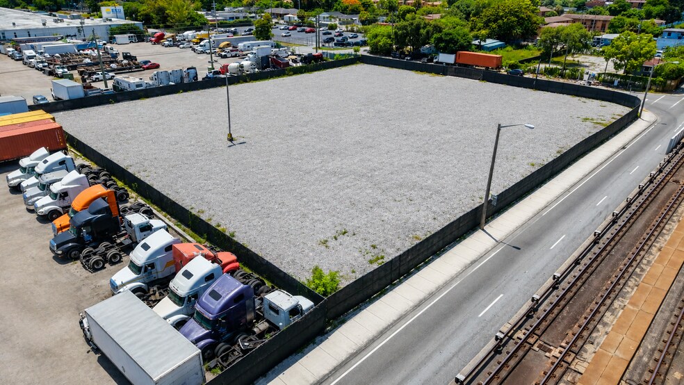 6901 NW 26th Ave, Miami, FL à louer - Photo de l’immeuble – Image 3 sur 12