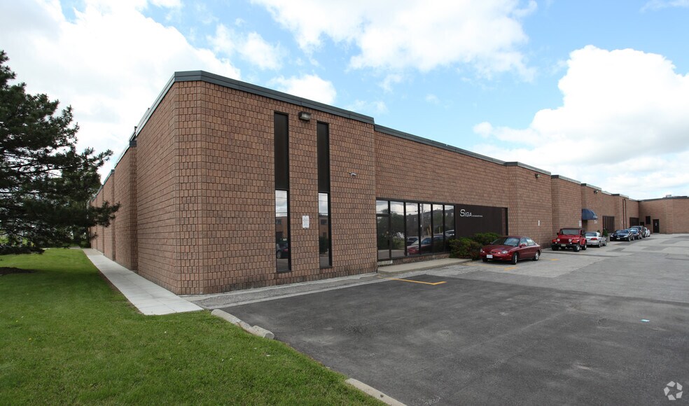 77-81 Saint Regis Cres, Toronto, ON à louer - Photo de l’immeuble – Image 2 sur 3