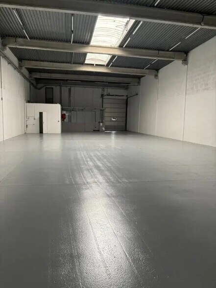 Local d’activités dans Éragny à louer - Photo intérieure – Image 2 sur 7