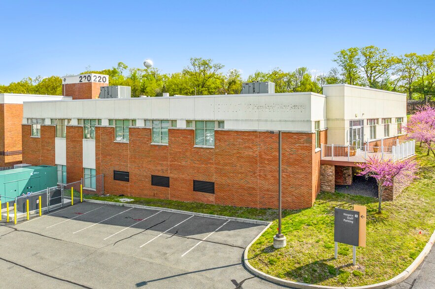 220 Hamburg Tpke, Wayne, NJ à vendre - Photo de l’immeuble – Image 2 sur 9