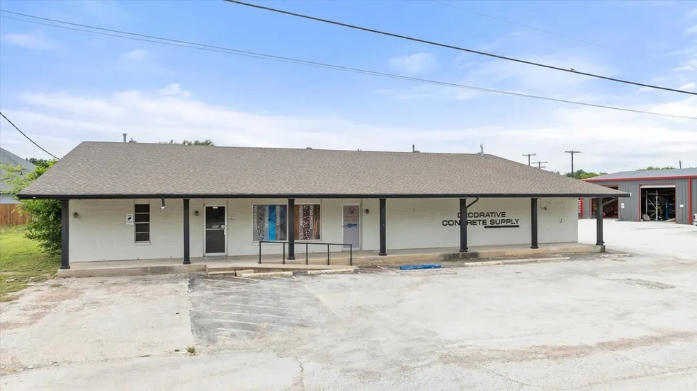 1409 NE Barnard St, Glen Rose, TX à vendre - Photo principale – Image 1 sur 37