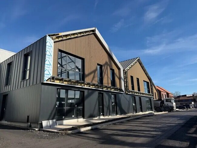 Plus de détails pour Bureau, Local d'activités à louer