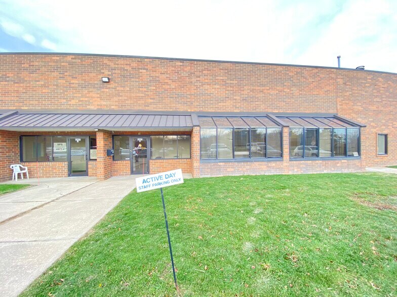 34099 Melinz Pky, Eastlake, OH à louer - Photo de l’immeuble – Image 3 sur 12