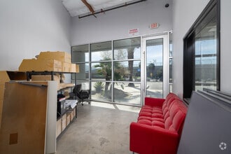 2211 S Hunts Ln, San Bernardino, CA à louer Photo intérieure– Image 2 sur 14