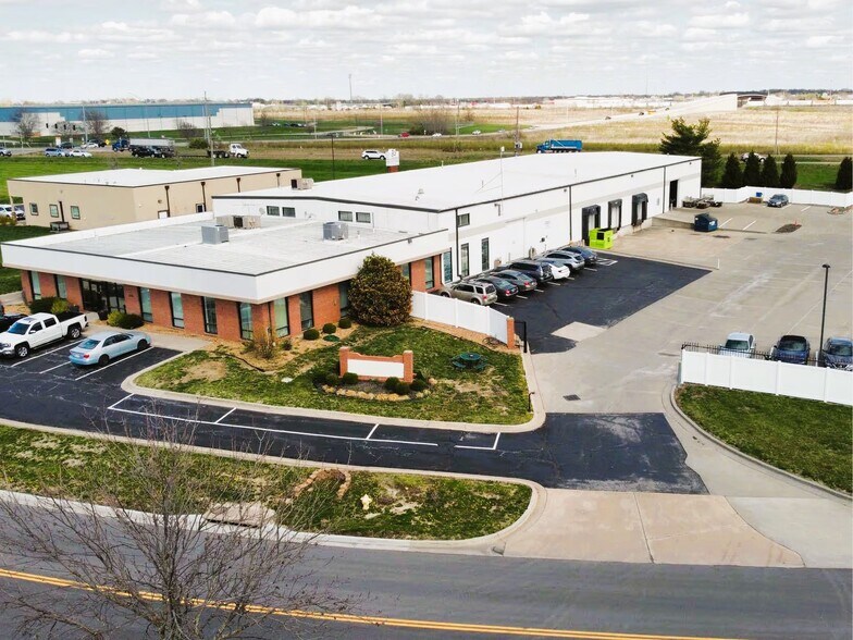 1325 SW Market St, Lee's Summit, MO à louer - Photo principale – Image 1 sur 14