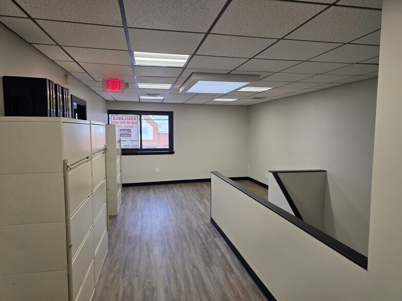 98 Willis Ave, Mineola, NY à louer - Photo intérieure – Image 2 sur 13