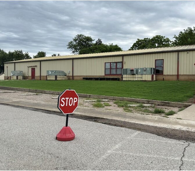 306 E Neil Armstrong Pl, Tishomingo, OK à vendre - Photo de l’immeuble – Image 2 sur 10
