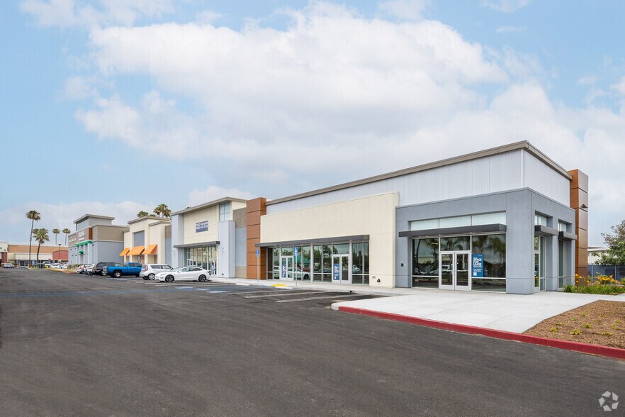 9852 Chapman Ave, Garden Grove, CA à louer - Photo de l’immeuble – Image 3 sur 13