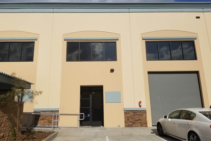 1773 W San Bernardino Rd, West Covina, CA à louer - Photo de l’immeuble – Image 2 sur 2