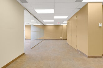 700 Dorval Dr, Oakville, ON à louer Photo intérieure– Image 2 sur 19