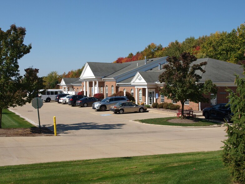 16706 Chillicothe Rd, Chagrin Falls, OH à louer - Photo de l’immeuble – Image 2 sur 15