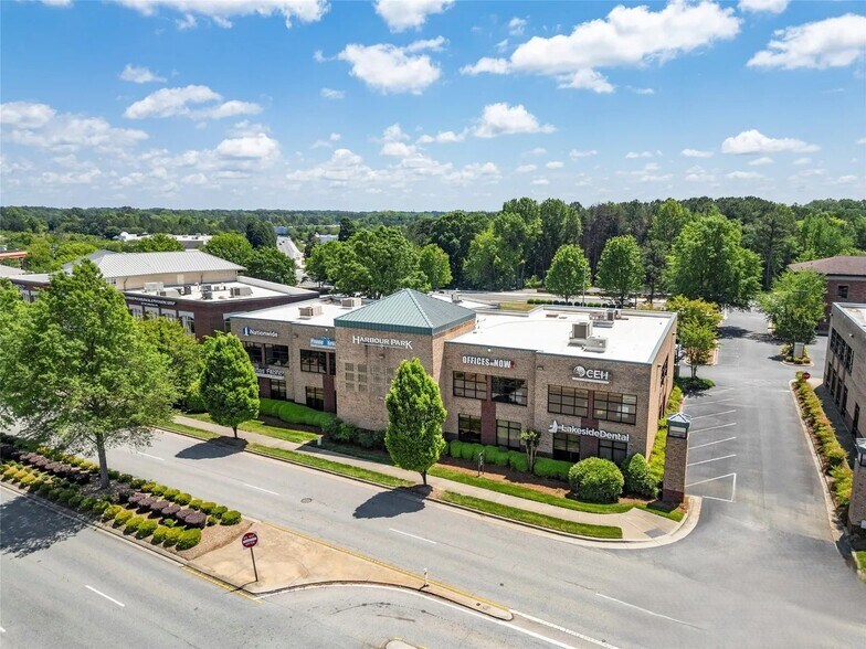 19824 W Catawba Ave, Cornelius, NC à louer - Photo de l’immeuble – Image 3 sur 5