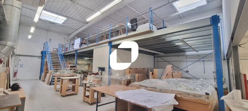 Local d'activités dans Saint-Thibault-des-Vignes à vendre - Photo de l’immeuble – Image 1 sur 11