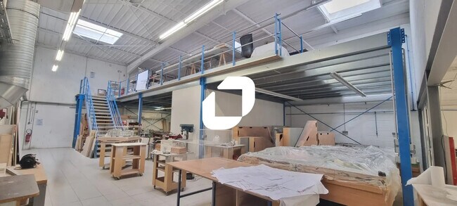 Plus de détails pour Local d’activités à vendre