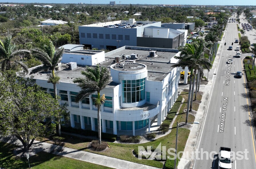 990 Tamiami Trl N, Naples, FL à louer - Photo de l’immeuble – Image 1 sur 8