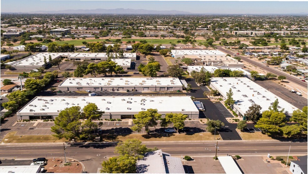 11049 N 23rd Dr, Phoenix, AZ à louer - Photo de l’immeuble – Image 2 sur 4