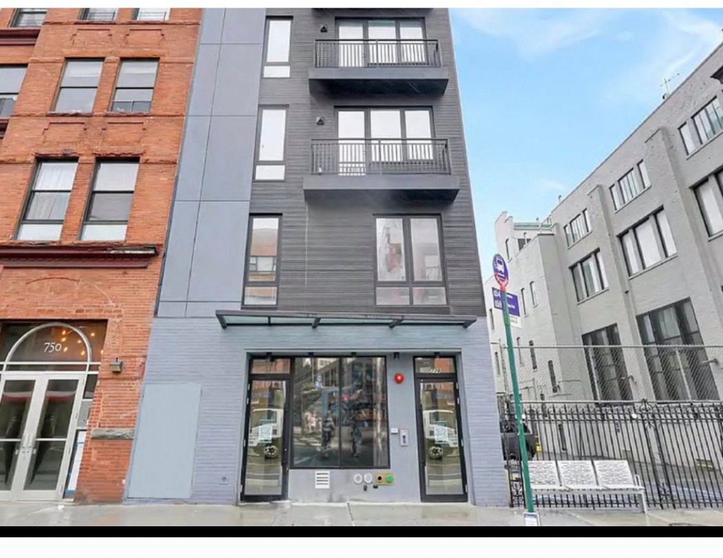 738 Grand St, Brooklyn, NY 11211 - Lot 1 -  - Photo intérieure - Image 1 of 5