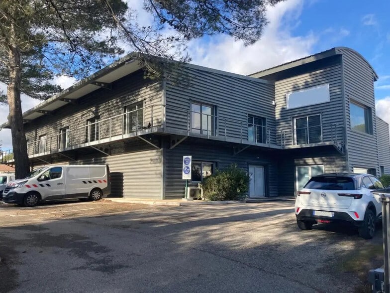 Industriel/Logistique dans Signes à louer - Photo de l’immeuble – Image 1 sur 10