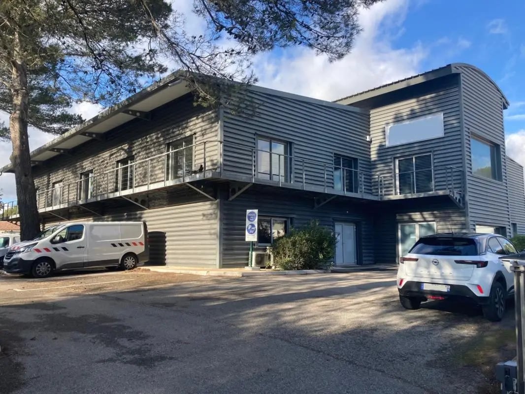 Industriel/Logistique dans Signes à louer Photo de l’immeuble– Image 1 sur 11