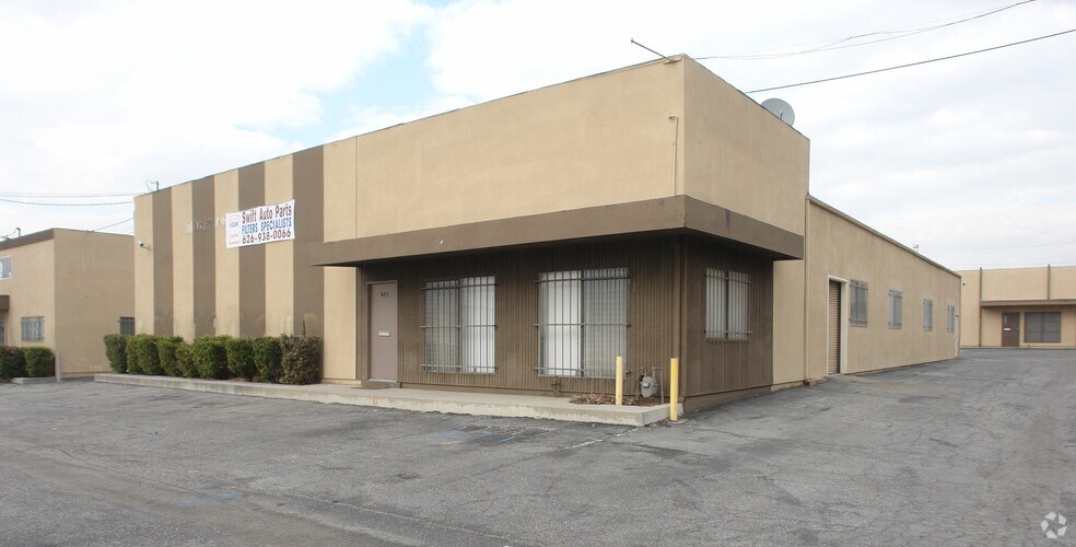 633-687 E Edna Pl, Covina, CA à louer - Photo de l’immeuble – Image 3 sur 18