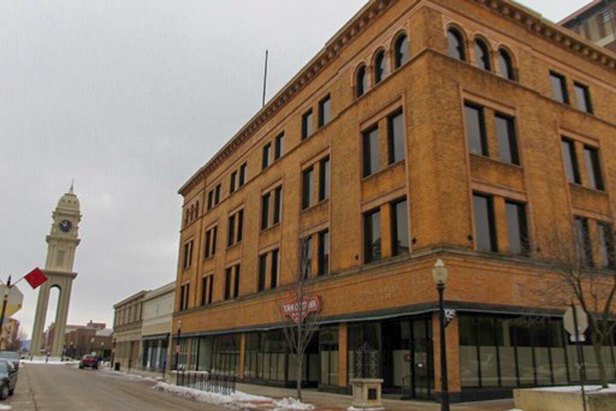 799 Main St, Dubuque, IA à louer Photo de l’immeuble– Image 1 sur 18