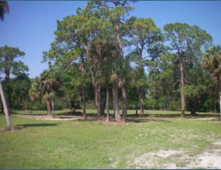 9481 Bayshore Rd, North Fort Myers, FL à vendre - Photo de l’immeuble – Image 3 sur 4