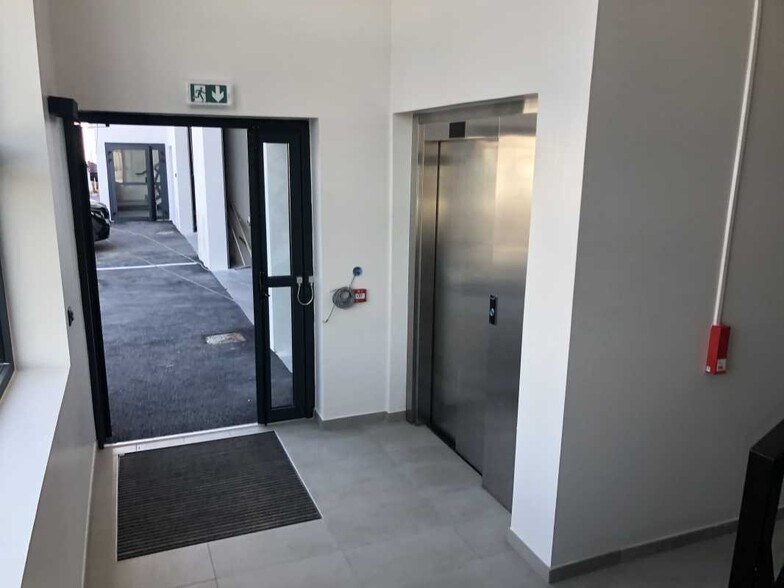 990 Chemin De Sauvecanne, Bouc-Bel-Air à louer - Hall d’entrée – Image 2 sur 10