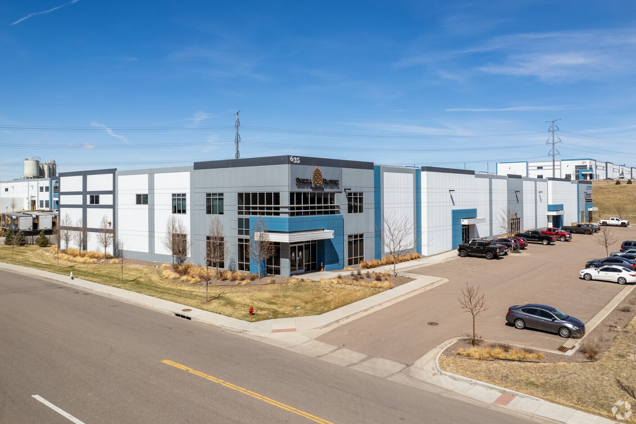 635 E 52nd Ave, Denver, CO à louer Photo principale– Image 1 sur 4