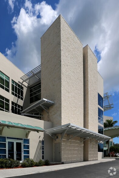 1050 SE Monterey Rd, Stuart, FL à louer - Photo de l’immeuble – Image 3 sur 48