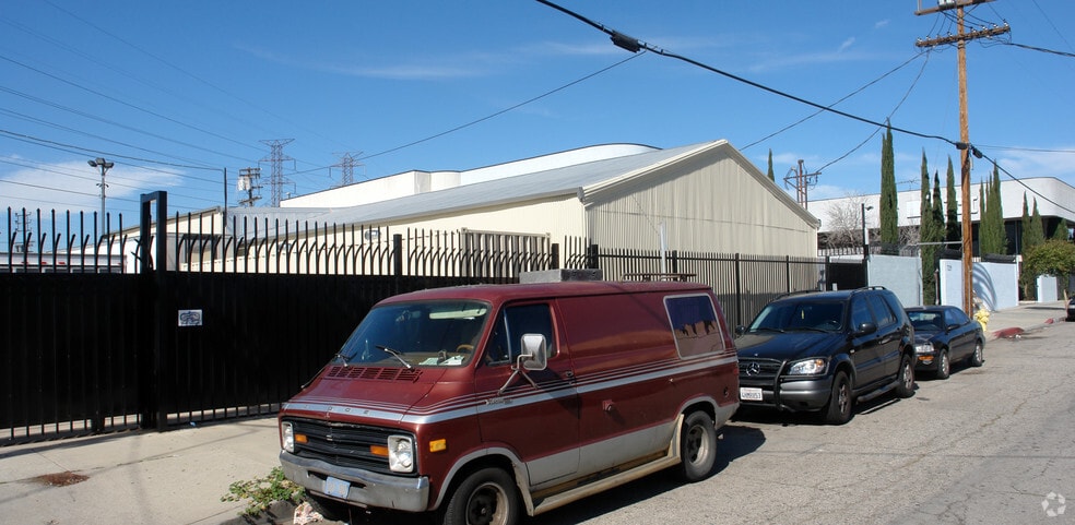 7221 Hinds Ave, North Hollywood, CA à vendre - Photo de l’immeuble – Image 3 sur 5