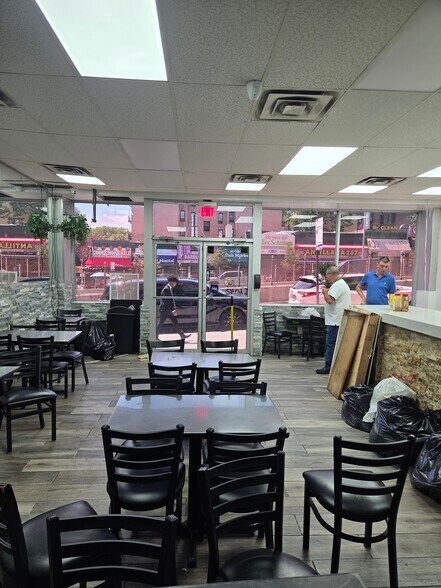 209-215 E 167th St, Bronx, NY à louer - Photo de l’immeuble – Image 3 sur 7