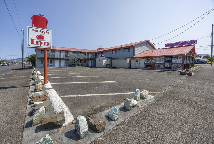 815 Main Ave, Tillamook, OR à vendre - Photo de l’immeuble – Image 2 sur 42