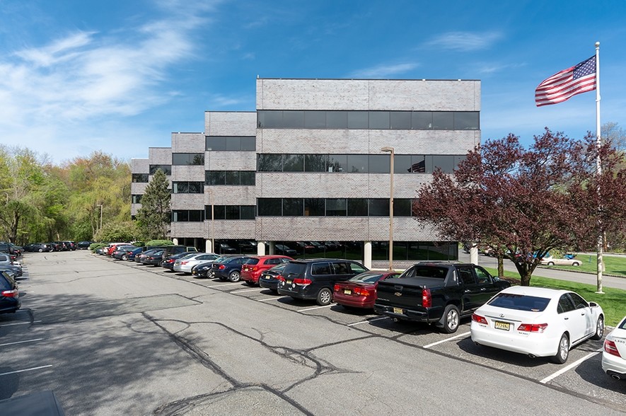 55 Lane Rd, Fairfield, NJ à louer - Photo de l’immeuble – Image 3 sur 11